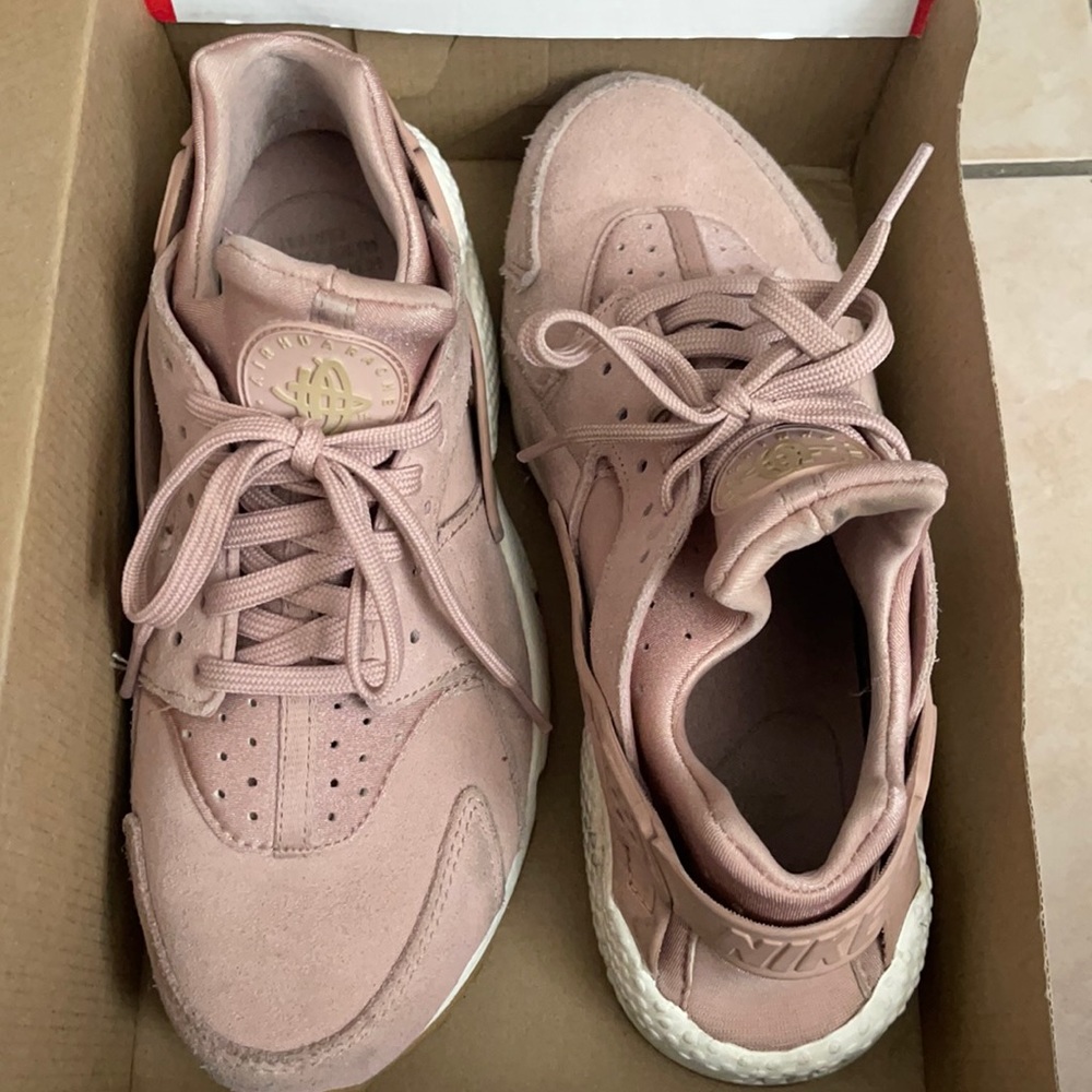 Nike Women’s Hurrache blush suede sneaker